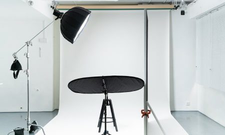 headshot-lighting-in-photo-studio